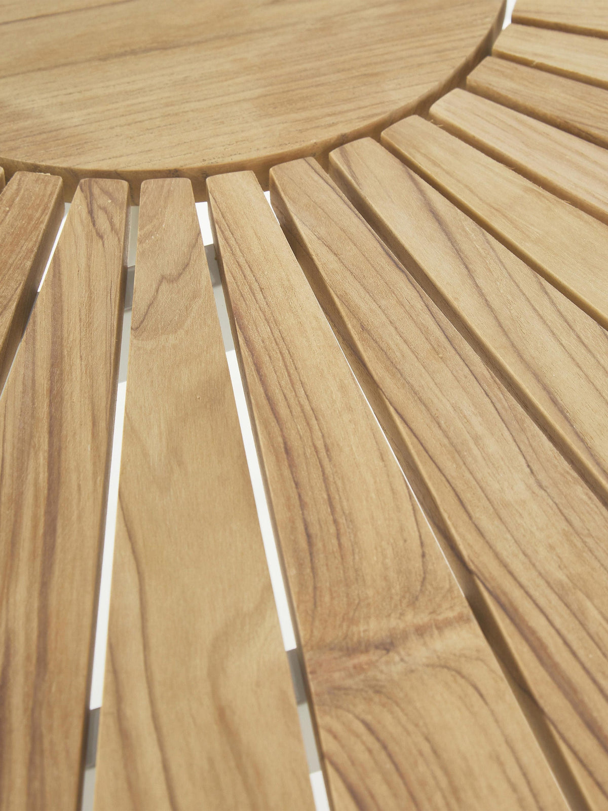 Table de jardin ronde en teck Hard & Ellen, tailles variées, Ø 130 x haut. 73 cm